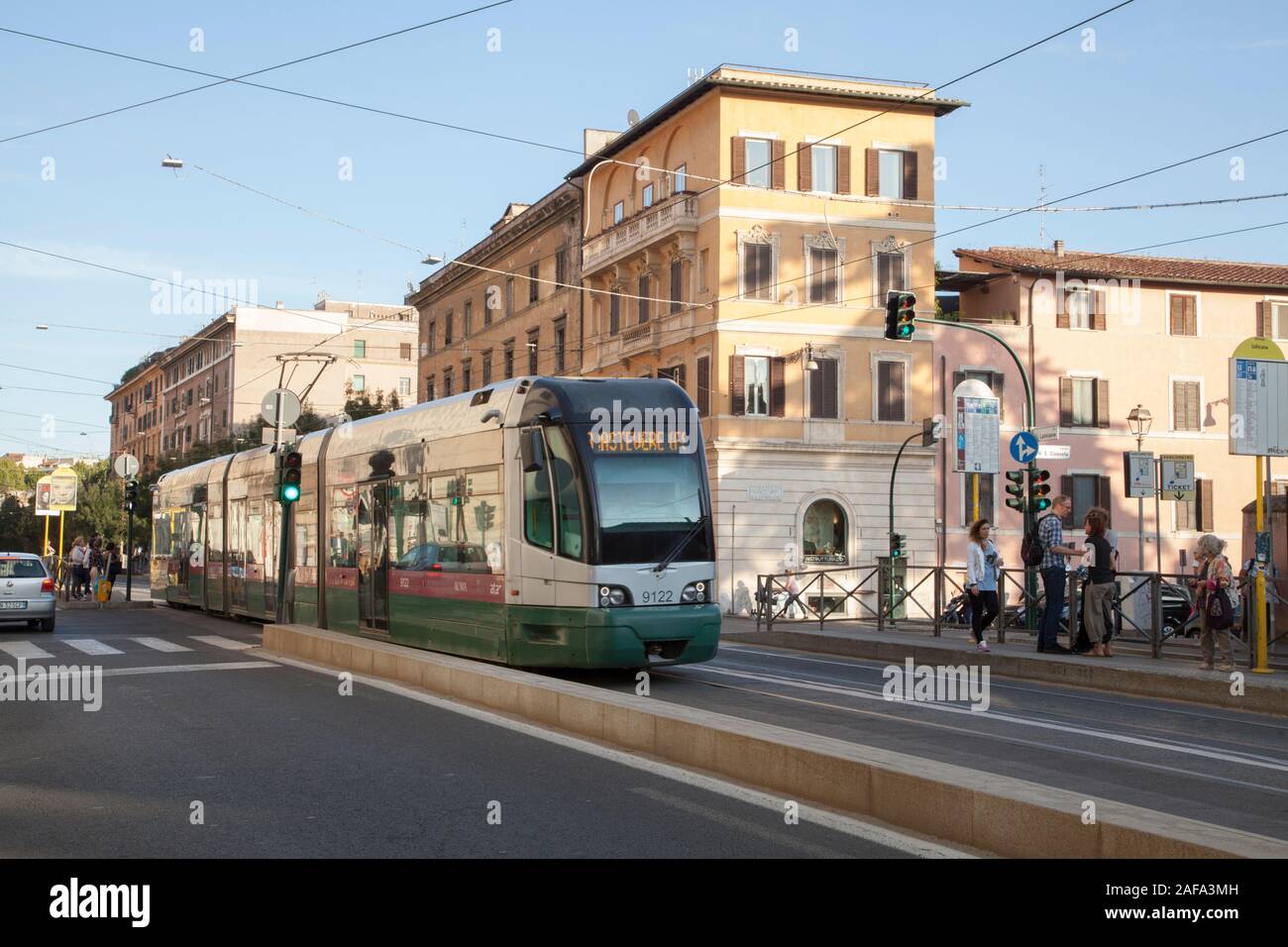 Una fermata del tram a Roma Foto Stock