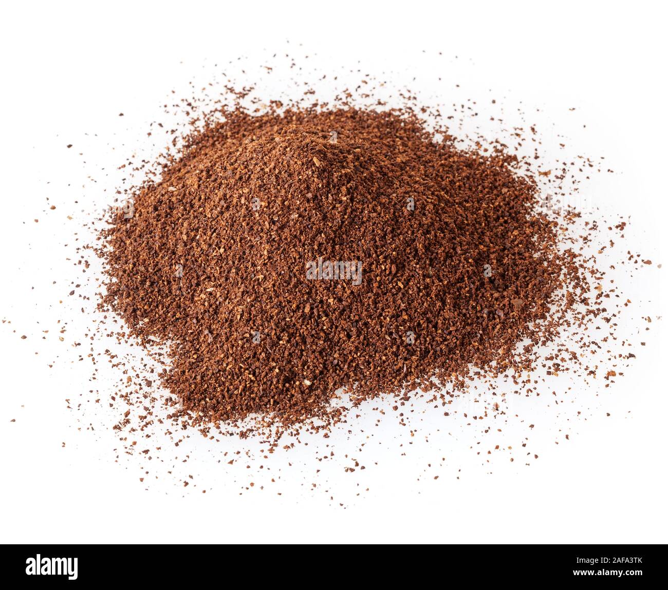 Mucchio di macinato di caffè torrefatto in grani isolati su sfondo bianco Foto Stock