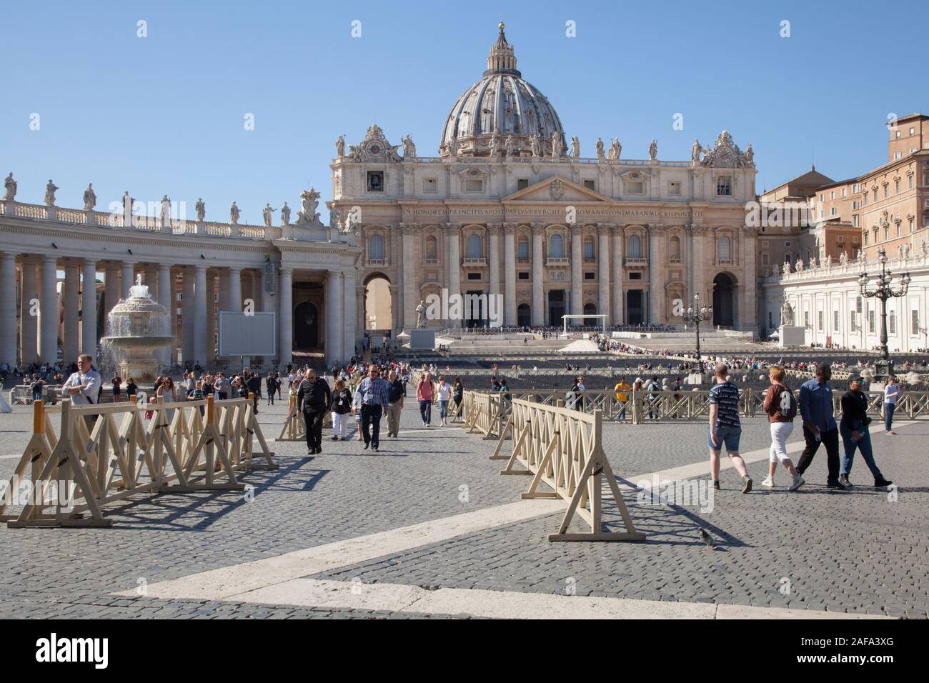 La facciata principale e la cupola della Basilica di San Pietro da Piazza San Pietro a Roma Foto Stock