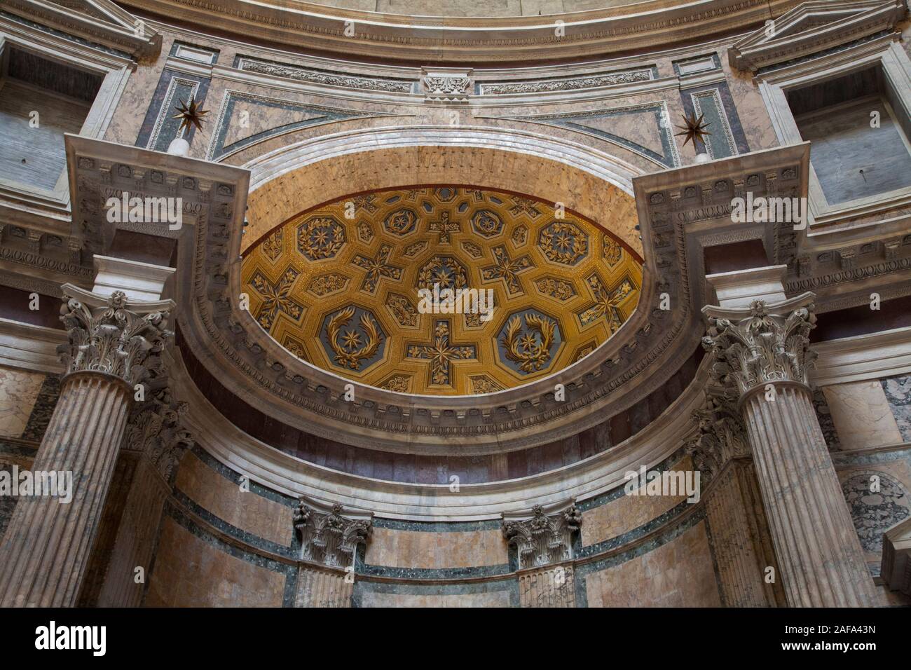 L'interno del Pantheon di Roma, un ex tempio romano e ora una chiesa Foto Stock