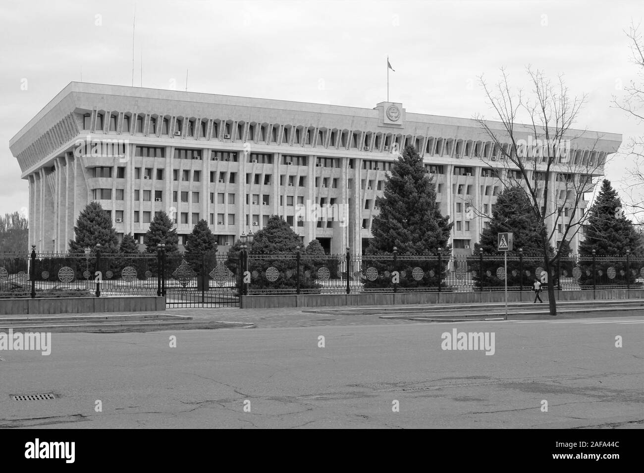 Il Parlamento kirghiso in bianco e nero Foto Stock