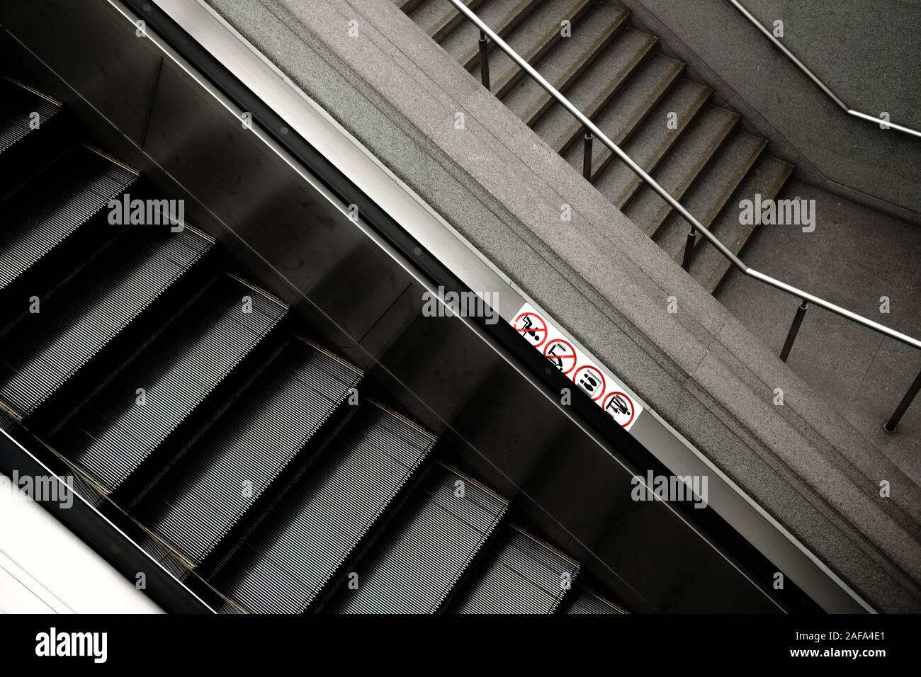 Linee guida di Escalator. indicazioni su una scala mobile, segni di avvertenza Foto Stock