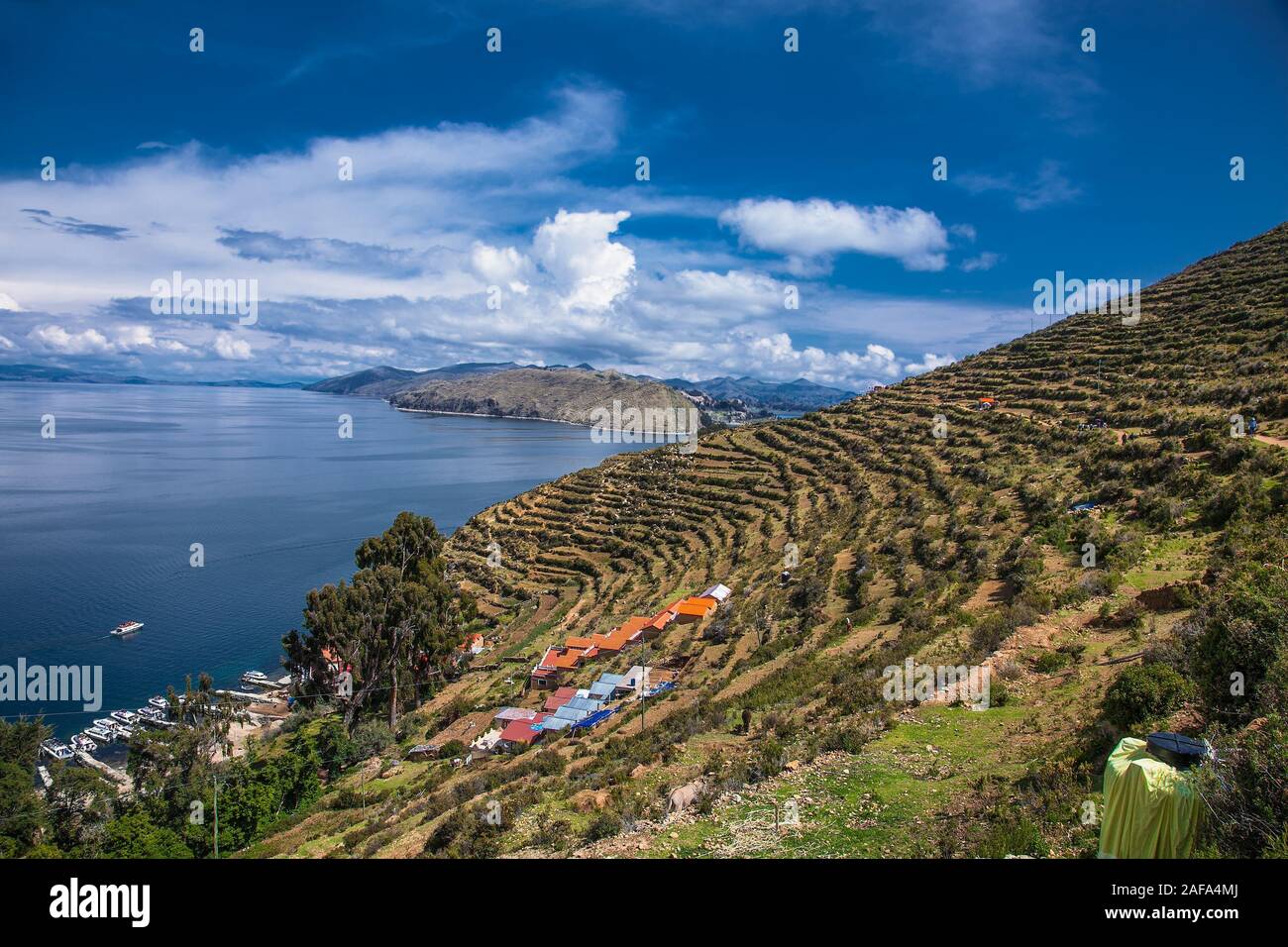 Vista panoramica sul piccolo villaggio a Isla del Sol isola sul lago Titicaca, Bolivia. Foto Stock