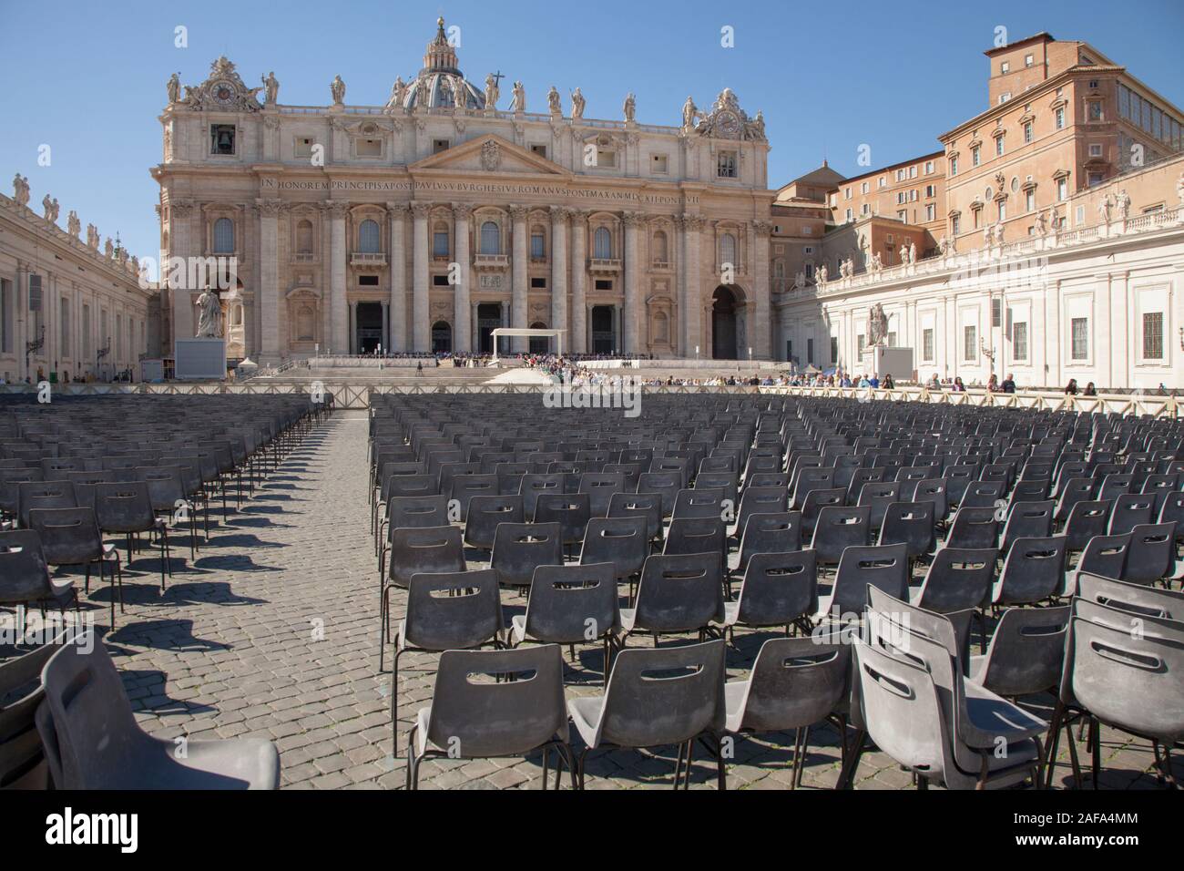 Migliaia di sedie di plastica in Piazza San Pietro, prima che i papi indirizzo settimanale. Roma Foto Stock