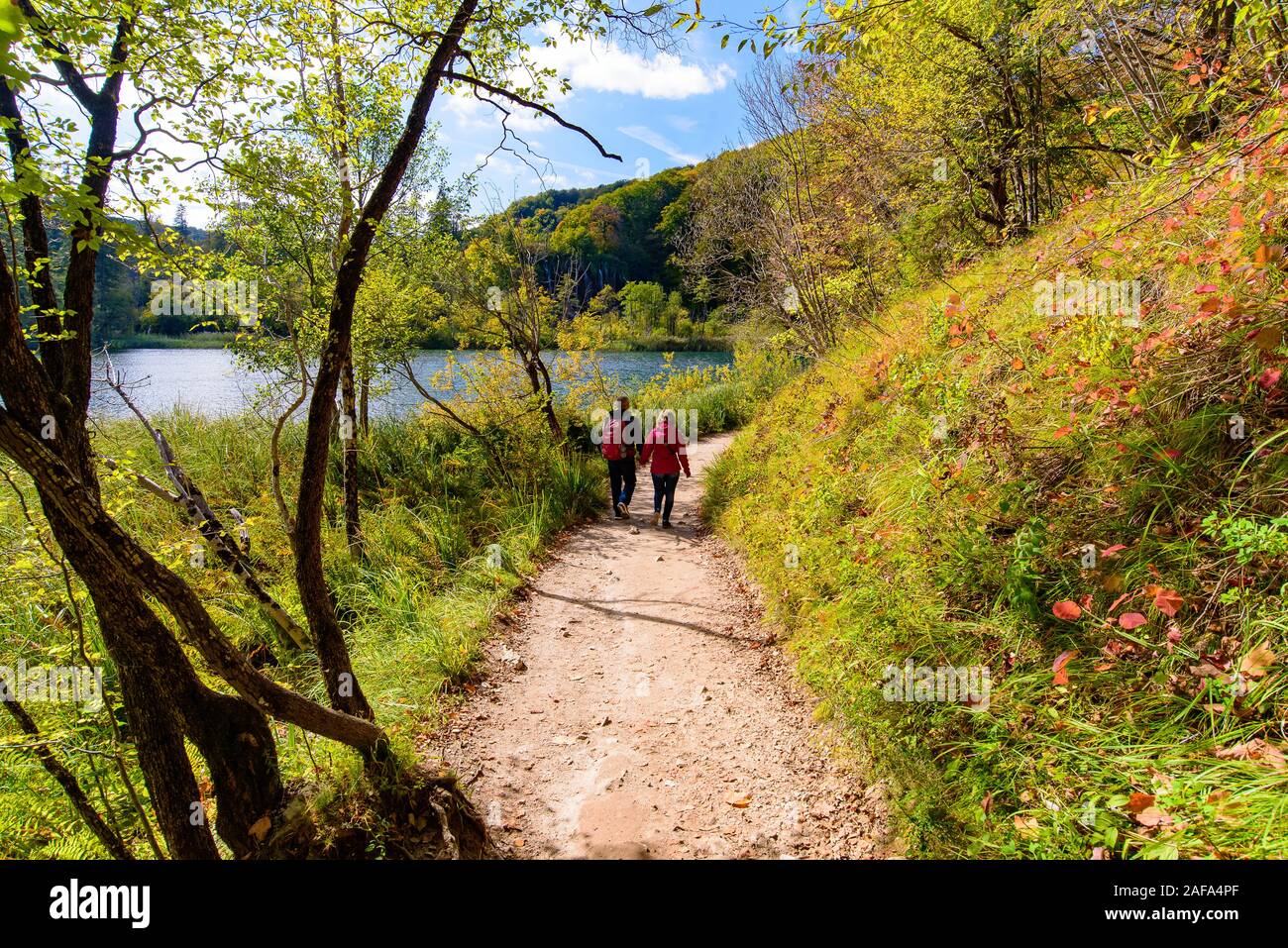 La gente che camminava sul percorso di trekking al Parco Nazionale dei Laghi di Plitvice (Plitvička jezera), un parco nazionale in Croazia Foto Stock