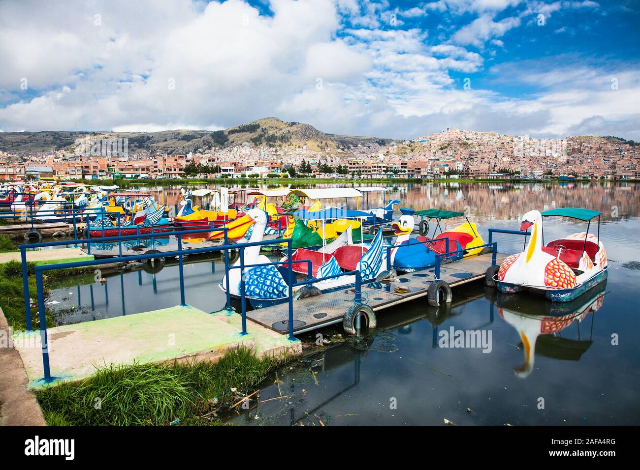 Puno, Peru-Jan 5, 2019: Barche e vista panoramica su Puno dal lago Titicaca, Perù. Sud America. Foto Stock
