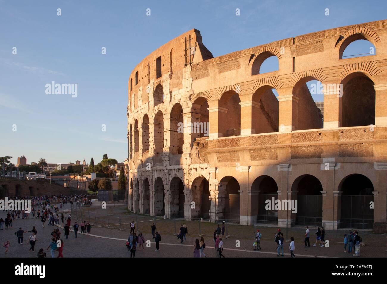 La parete esterna della costruzione del Colosseo di Roma Foto Stock