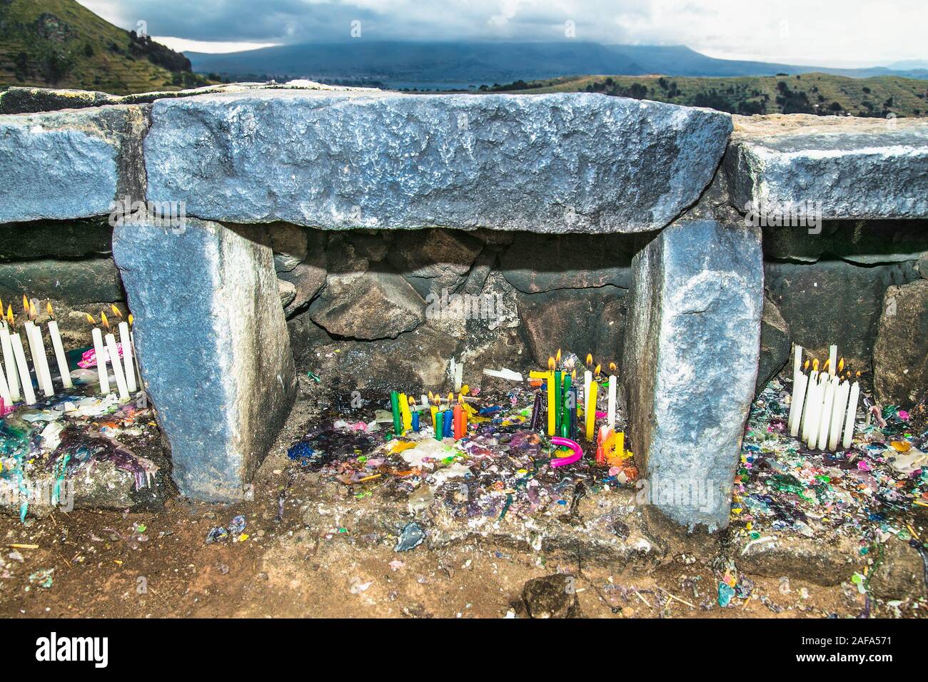 Le candele accese sul Cerro Calvario (Calvalry Hill) sul lago Titicaca in Copacabana, Bolivia Foto Stock