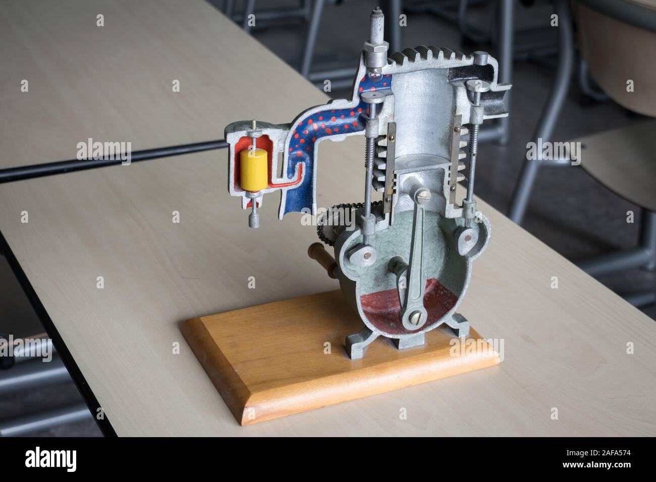 Modello in scala che mostra l'intersezione di un semplice motore diesel, utilizzato per la dimostrazione in classe fisica Foto Stock