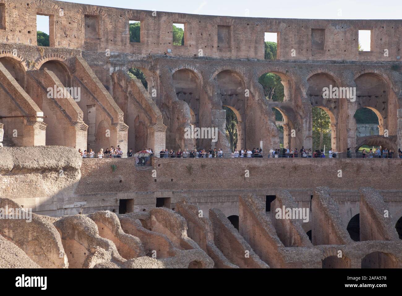 Visitatori all'interno del muro anello la costruzione del Colosseo o il Colosseo a Roma Foto Stock