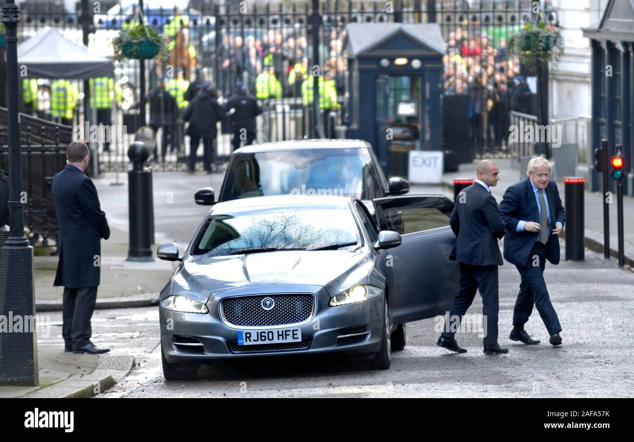 Primo Ministro britannico Boris Johnson MP tornando a Downing Street dopo un incontro con la regina, la mattina dopo aver vinto una maggioranza nei generi Foto Stock