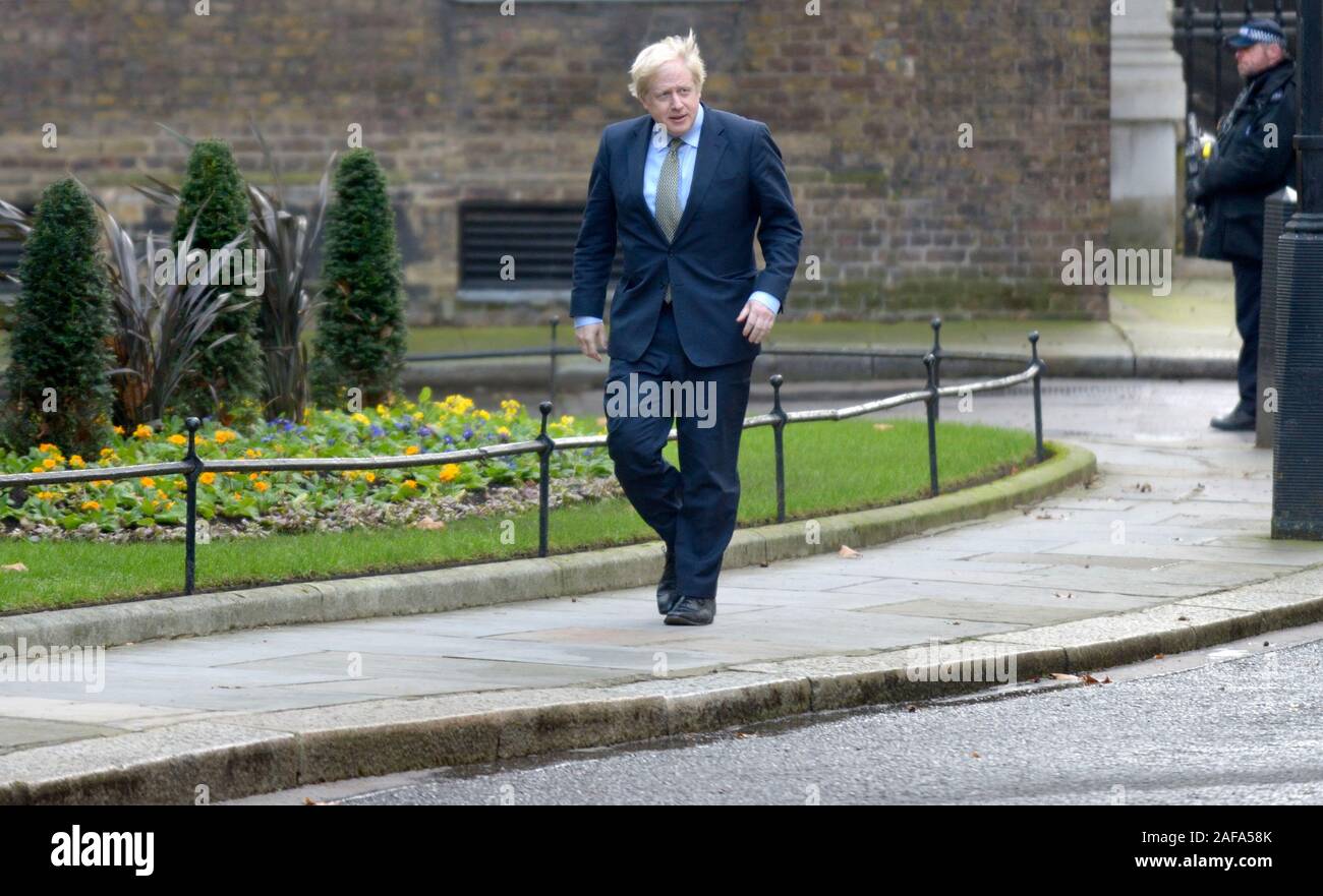 Primo Ministro britannico Boris Johnson MP tornando a Downing Street dopo un incontro con la regina, la mattina dopo aver vinto una maggioranza nei generi Foto Stock