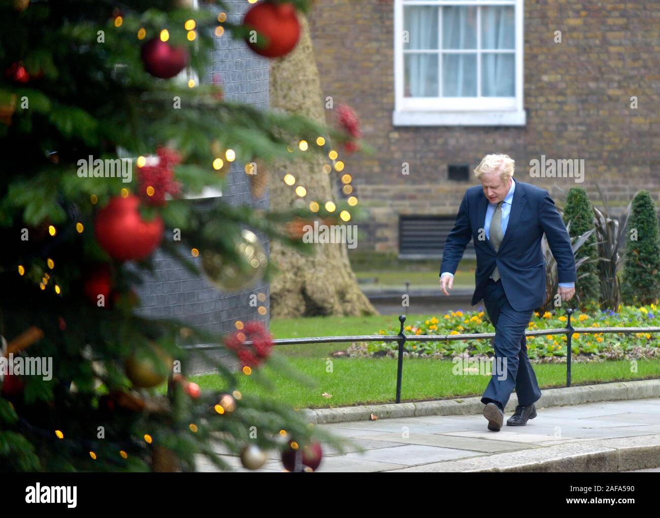 Primo Ministro britannico Boris Johnson MP tornando a Downing Street dopo un incontro con la regina, la mattina dopo aver vinto una maggioranza nei generi Foto Stock