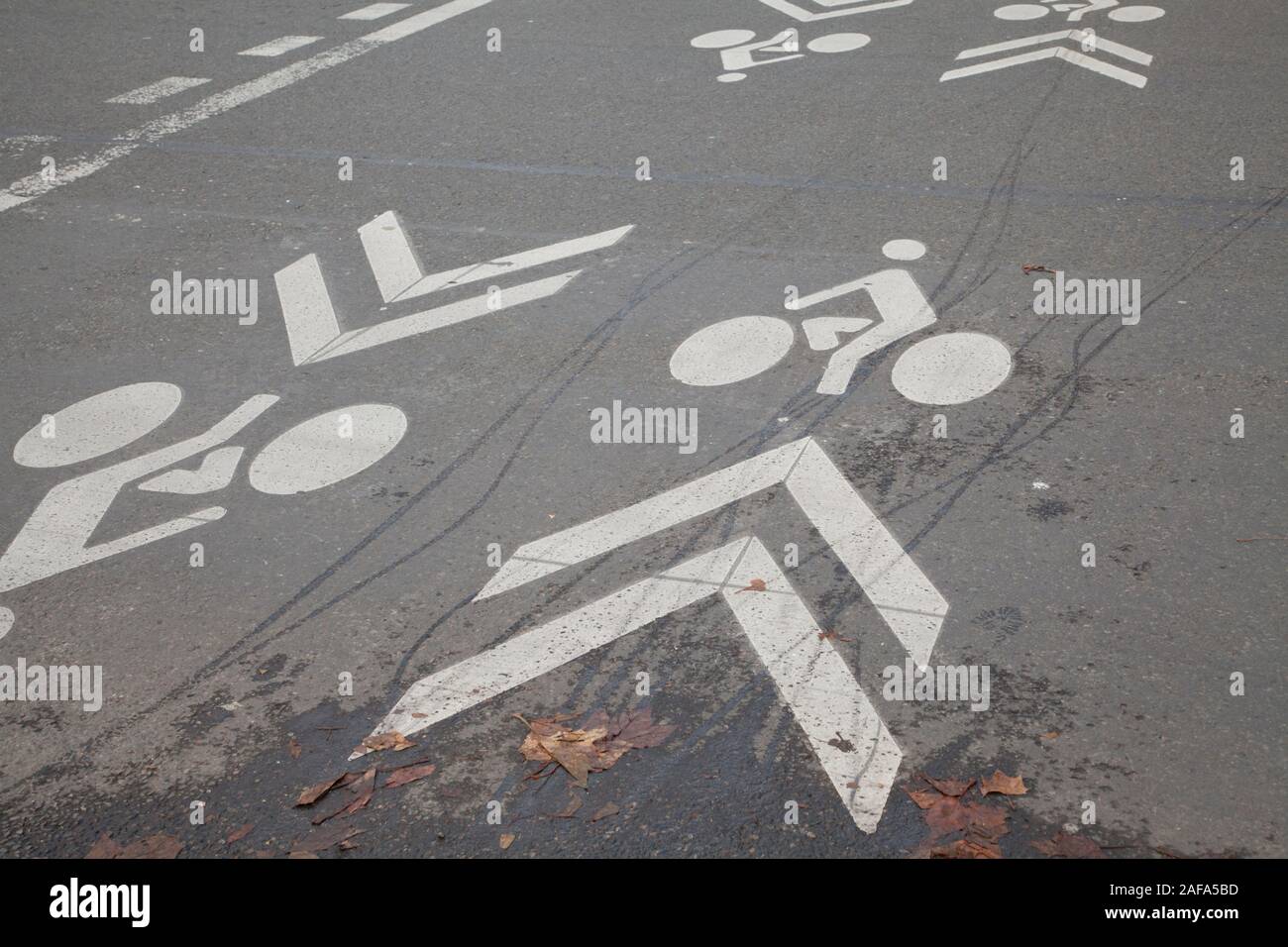 Dipinto la segnaletica stradale indicano una strada a due corsie di ciclo nella città di Parigi, Francia Foto Stock