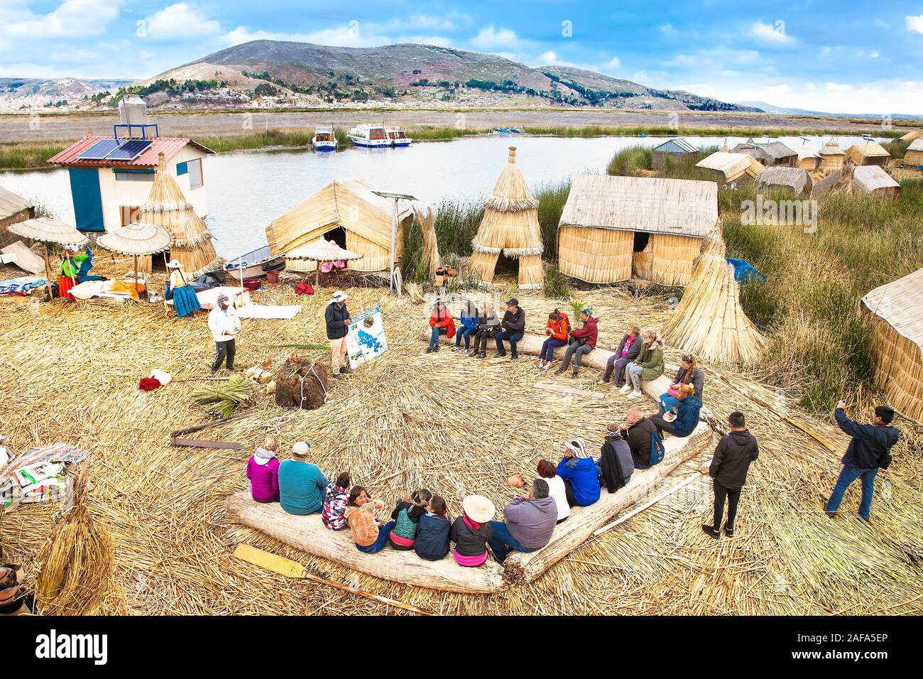 Uros, Perù - Jan 5, 2019. Turisti visitano Uros isole galleggianti, lago Titicaca, Perù. Sud America. Foto Stock