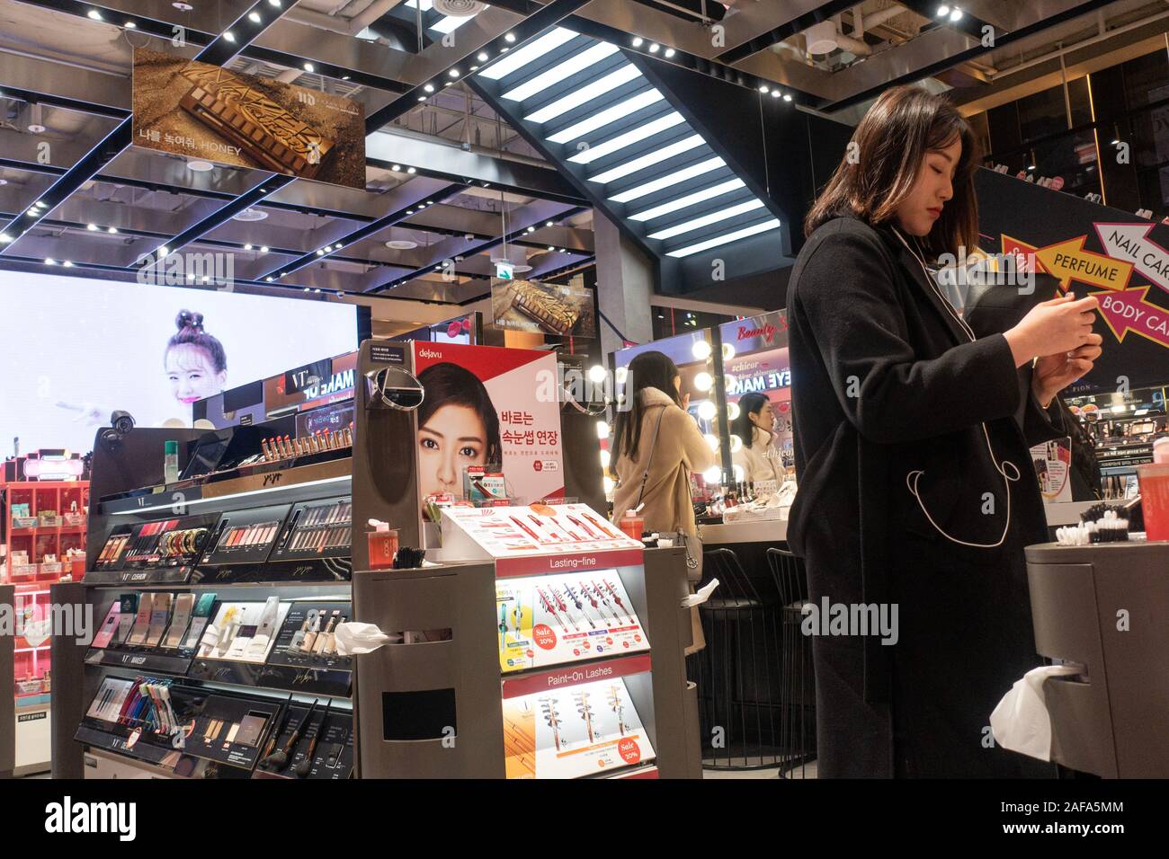 Seoul, Corea del Sud 2019 donne cercando prodotti di bellezza all'interno del magazzino Foto Stock