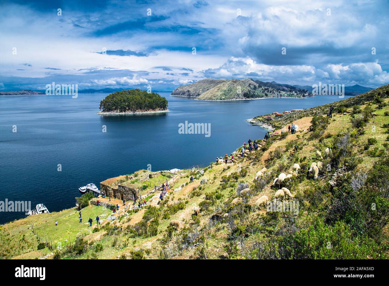 Taquile , Perù - Jan 5, 2019: vista panoramica dal villaggio su Taquile isola nel lago Titicaca, Perù. Sud America. Foto Stock