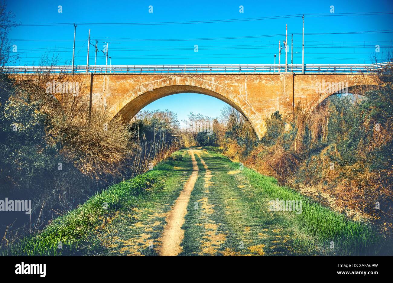 Il sentiero percorso a piedi urban jog colore sotto il ponte dritto urban Foto Stock