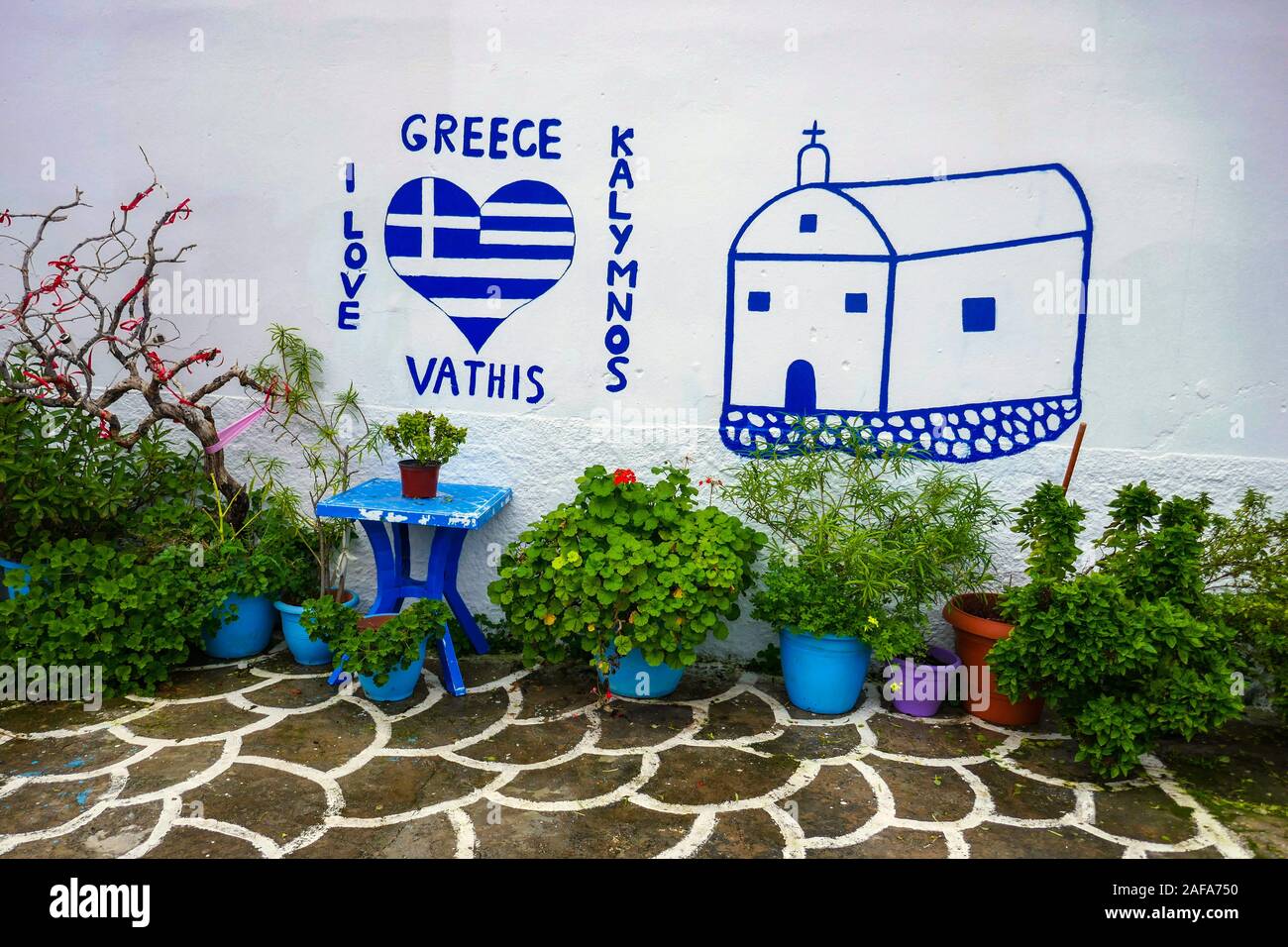 Blu e bianco parete dipinta st piccolo villaggio di Vathi su un mare di ingresso, isola di Kalymnos, Dodecaneso, Mar Egeo, Grecia, Foto Stock