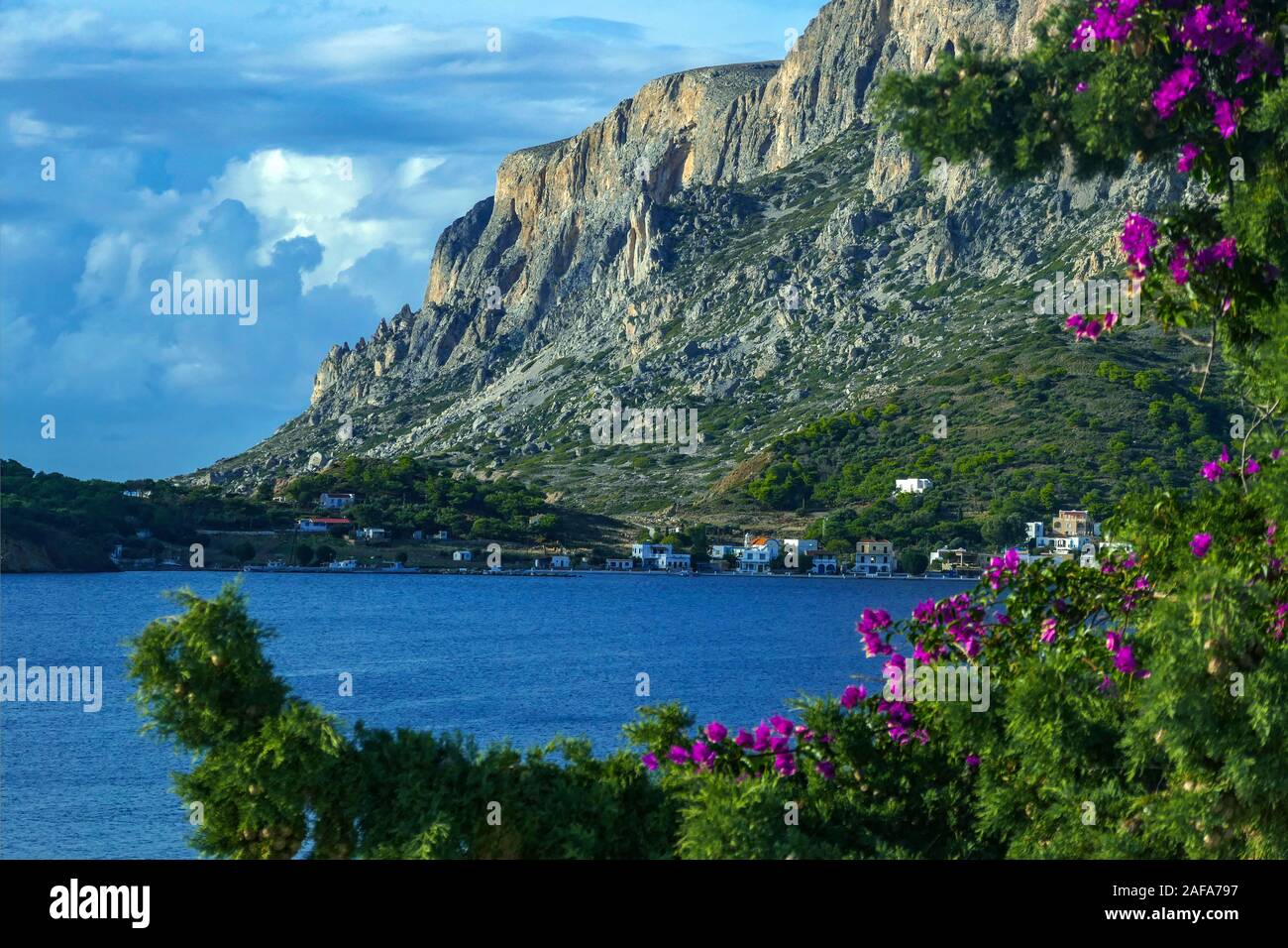 Le case bianche di Isola di Telendos visto dall isola di Kalymnos, Dodecaneso, Mar Egeo, Grecia, Foto Stock