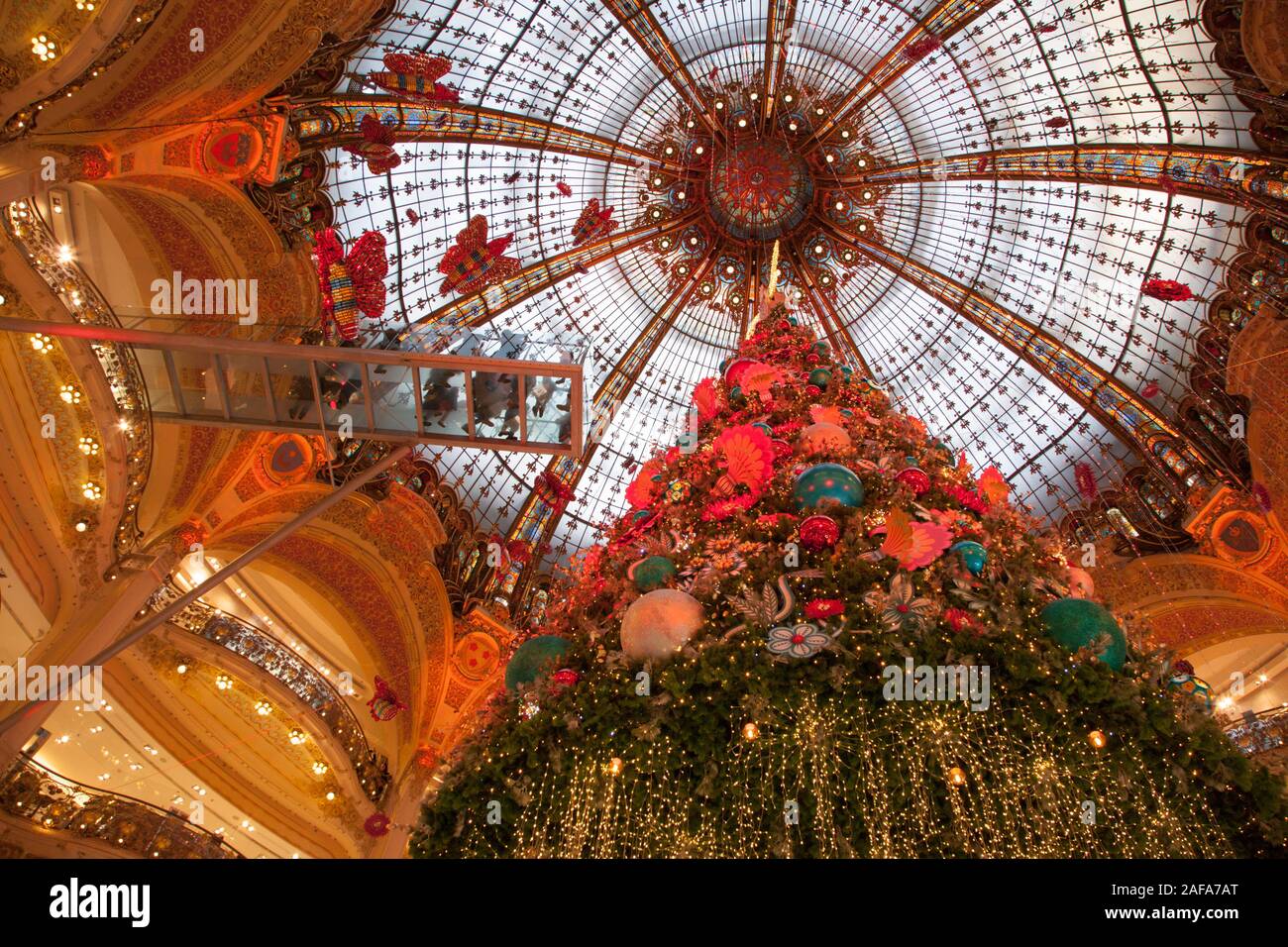 L'albero di Natale e visualizzare in Galeries Lafayette, una sistemazione di department store di Parigi Francia con sorprendente colorate tetto di vetro Foto Stock