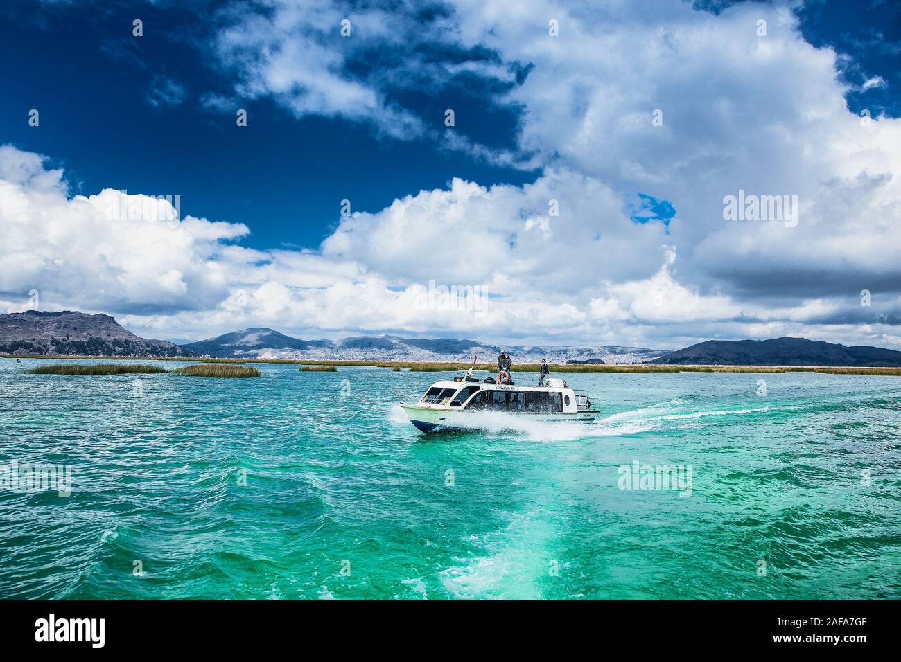 Titicaca, Perù- Jan 5, 2019: viaggiare in barca sul lago Titicaca vicino a Puno, Perù, Sud America. Foto Stock