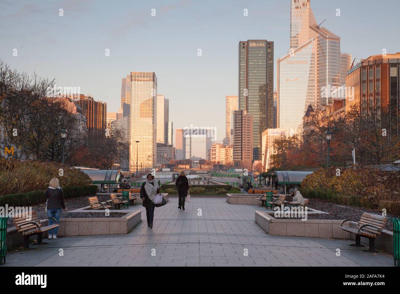 La mattina presto street scene in Neuilly Sur Seine guardando verso La Defense e la Parigi quartiere degli affari Foto Stock