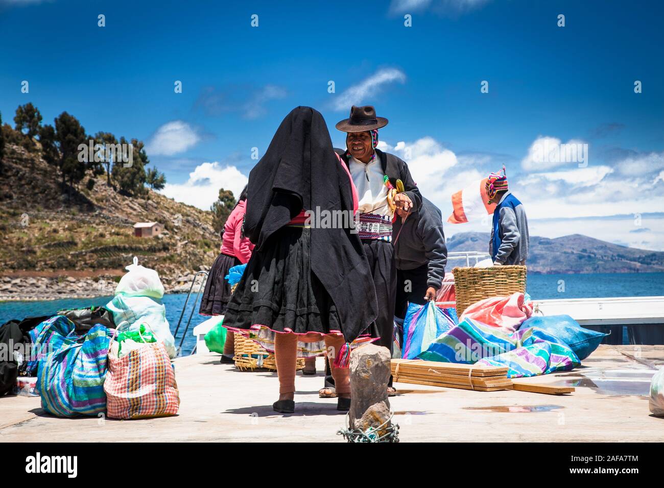 Taquile , Perù - Jan 5, 2019: persone non identificate in abito tradizionale specifico per l'isola di Taquile. Taquile Island si trova sul lago Titicaca, 45 km Foto Stock