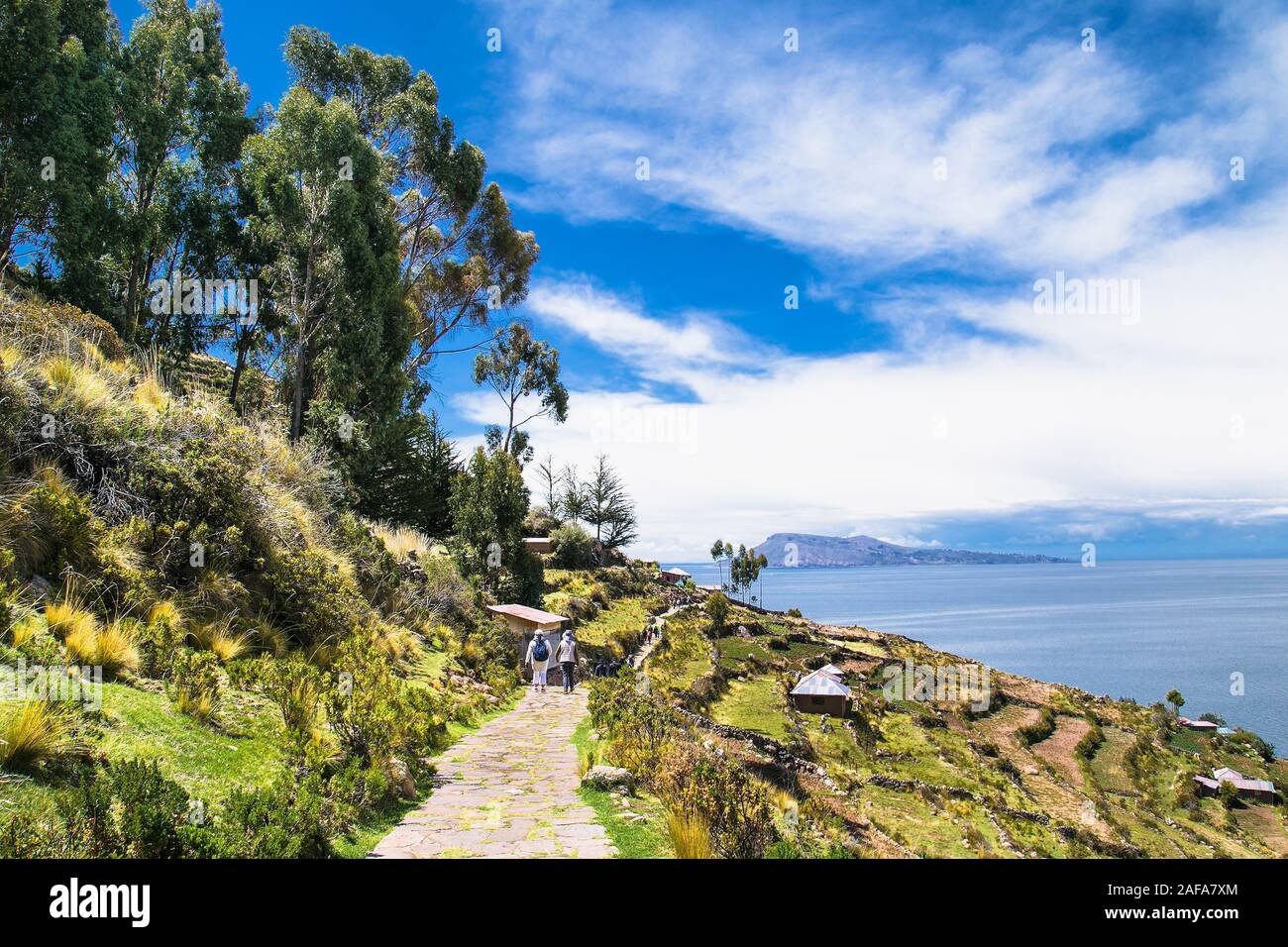 A piedi il percorso di pietra nel villaggio sull'isola Taquile sul Lago Titicaca, Perù. Sud America. Foto Stock