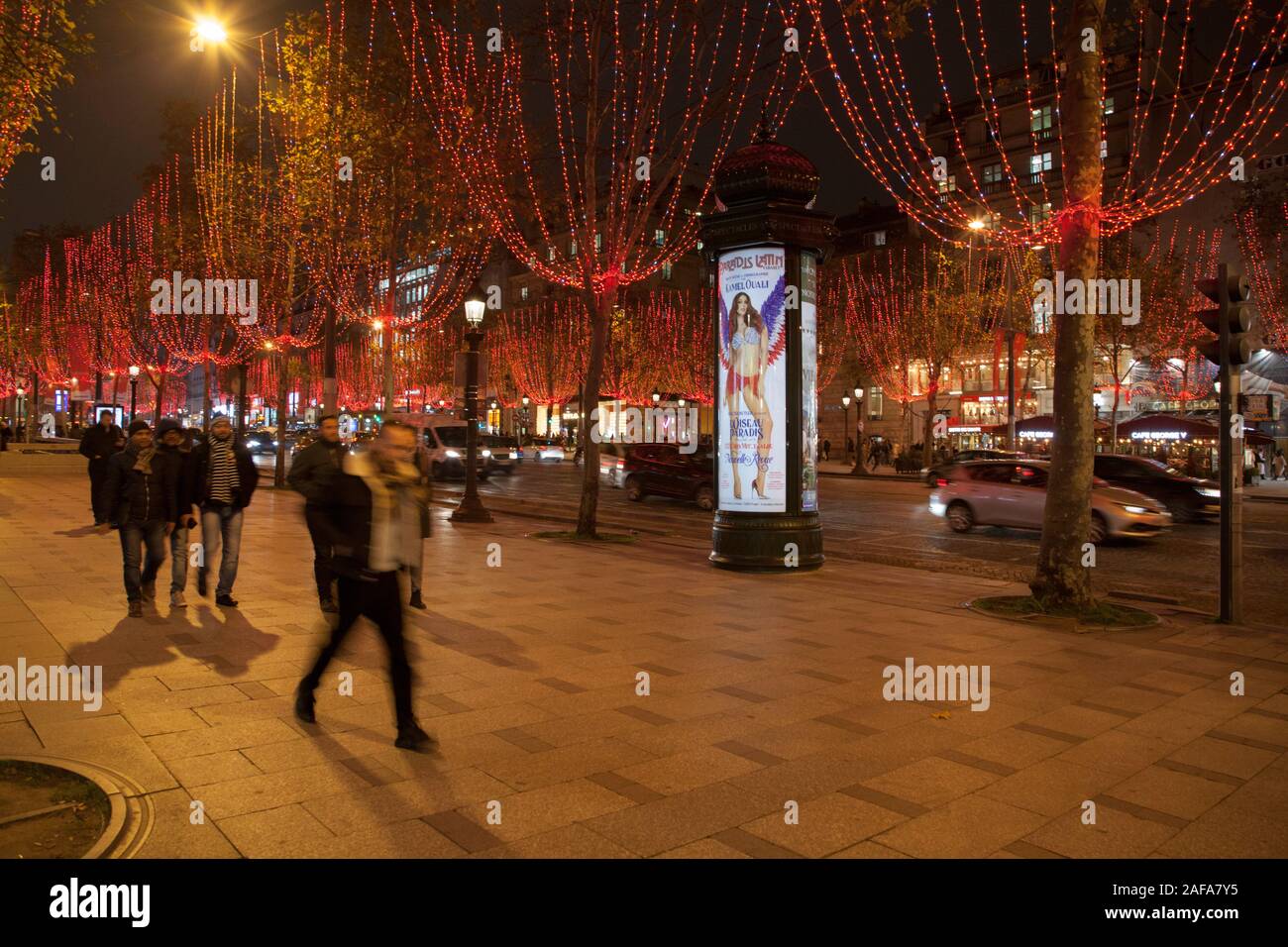 Pedoni godetevi le luci di Natale sui Champs Elysées di Parigi Foto Stock