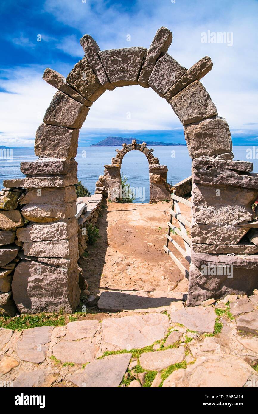 Arco in pietra al villaggio su Taquile isola nel lago Titicaca, Perù. Sud America. Foto Stock