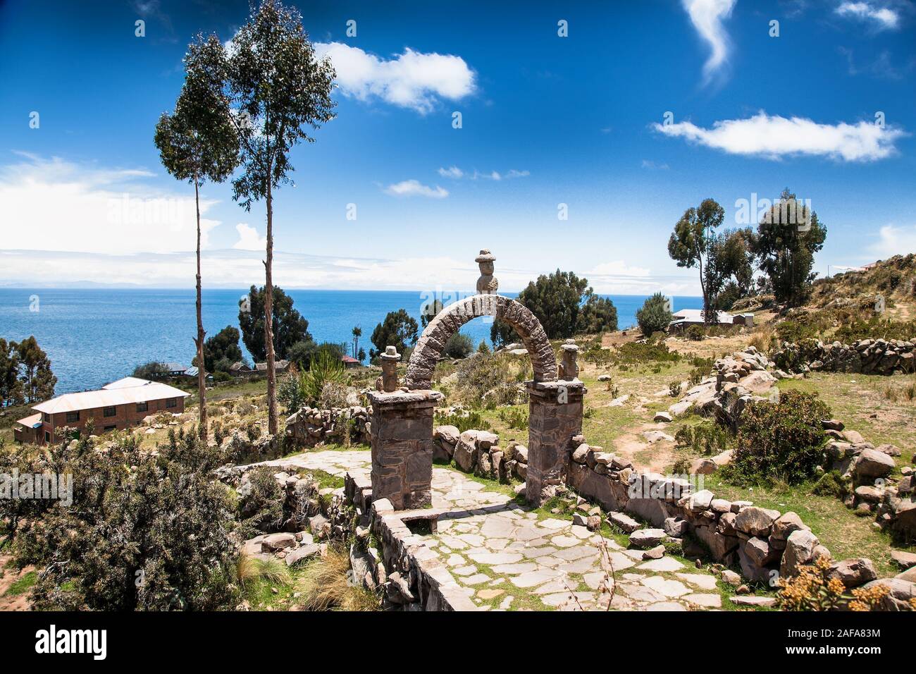 L'ingresso arco in pietra che portano all'interno di Taquile isola nel Lago Titicaca, Perù Foto Stock