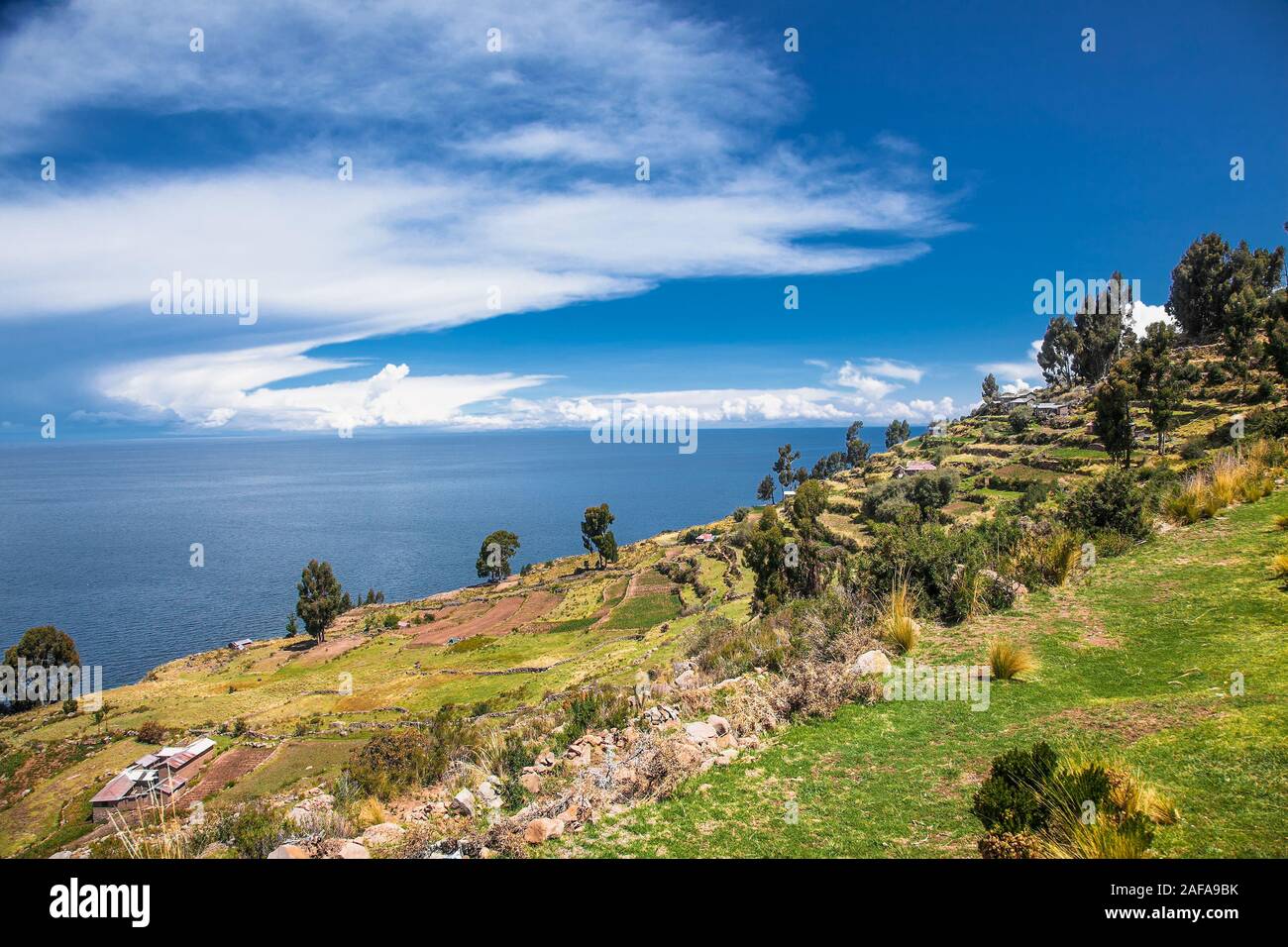 Vista panoramica dal villaggio su Taquile isola nel lago Titicaca, Perù. Sud America. Foto Stock