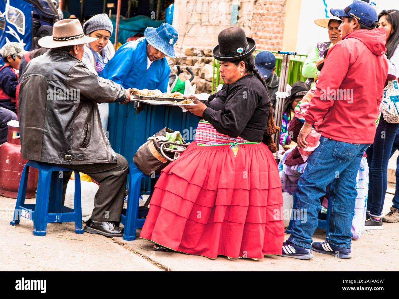 Puno, Bolivia - Jan 5, 2019: Unindentified persone in costume tradizionale sulla strada della città di Puno la città sul lago Titicaca, Bolivia. Foto Stock