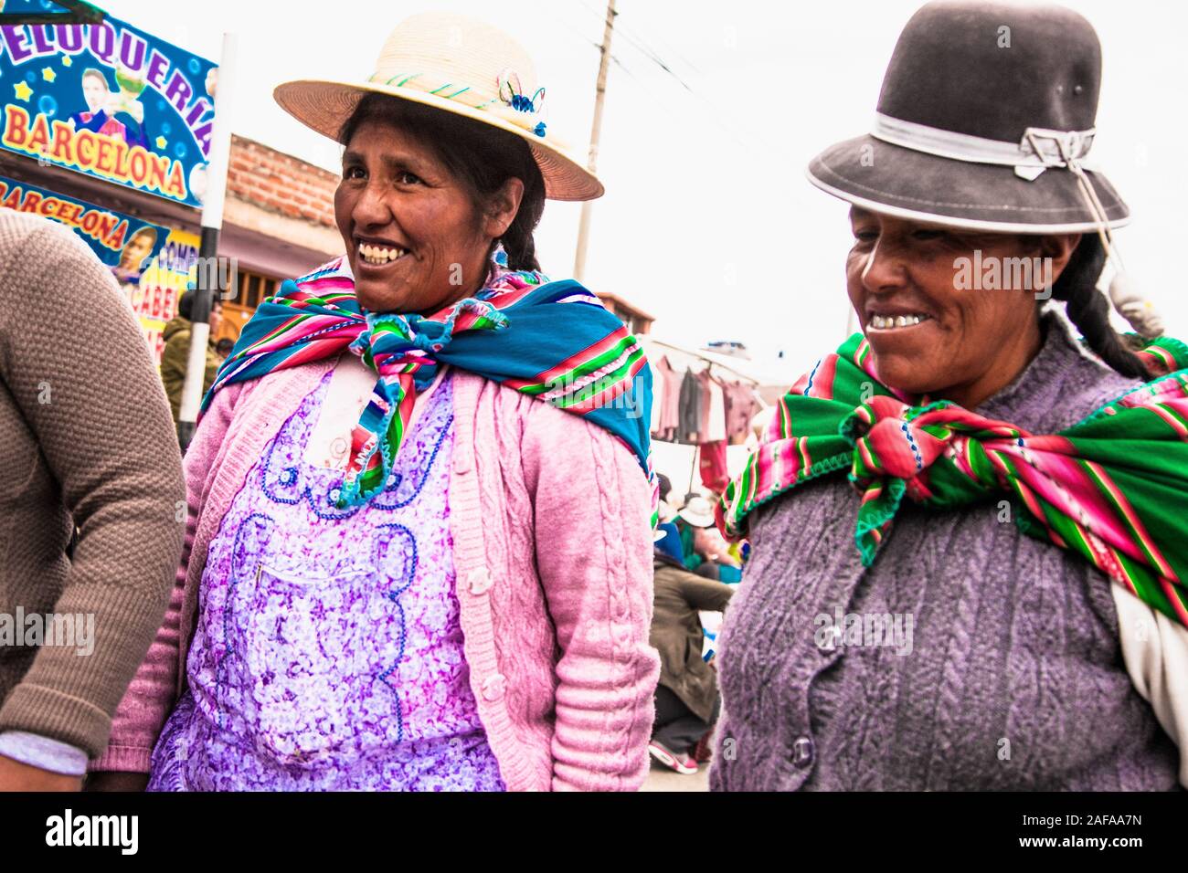 Puno, Bolivia - Jan 5, 2019: unindentified due donne in costume tradizionale sulla strada della città di Puno città presso il lago Titicaca, Bolivia. Foto Stock