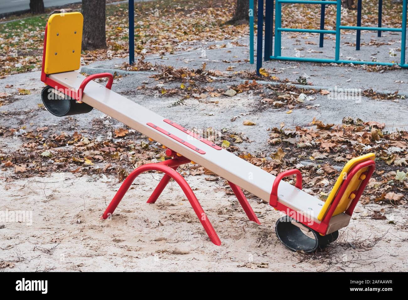 Bambino abbandonato swing sul parco giochi all'aperto. Divertimenti per Bambini all'aperto. Attrezzature per giochi Foto Stock