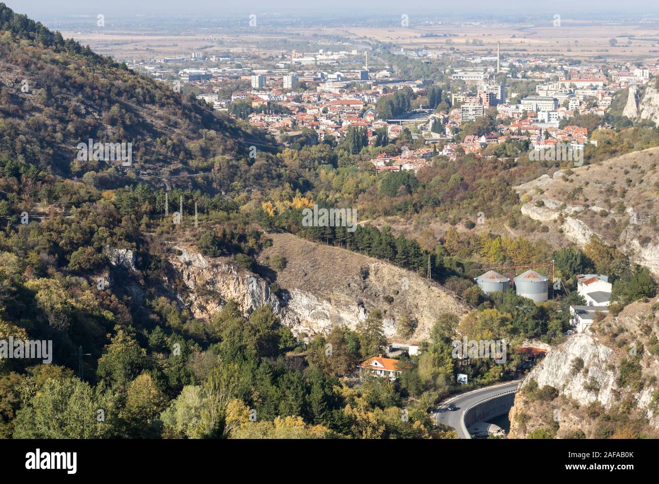 Vista panoramica della città di Asenovgrad dalla fortezza, Regione di Plovdiv, Bulgaria Foto Stock