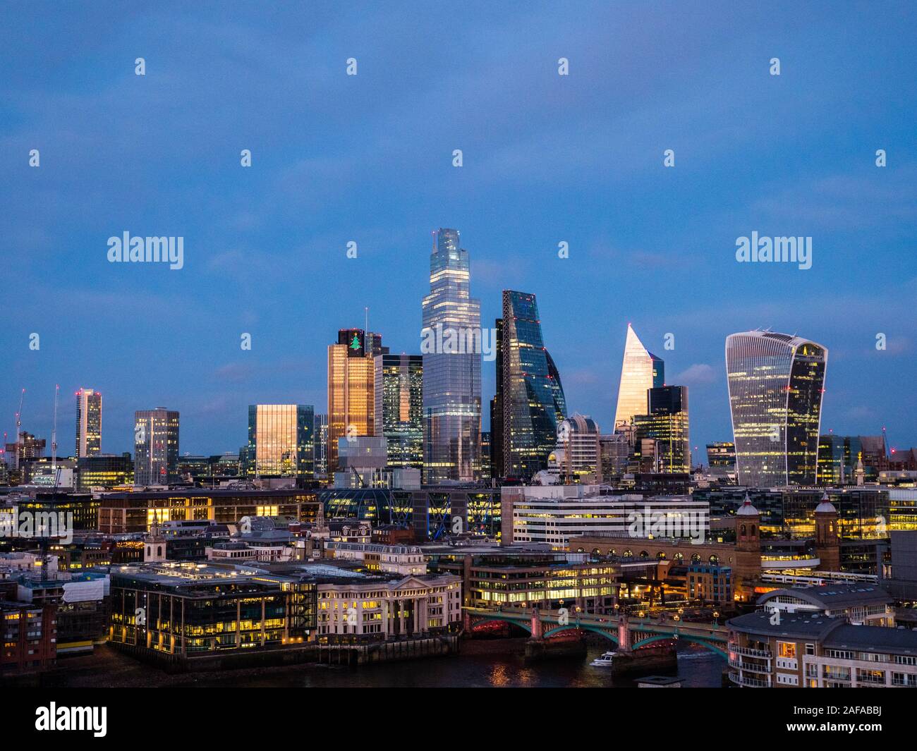 Di notte la vista orizzontale della City of London skyline di Londra, Inghilterra, Regno Unito, GB. Foto Stock