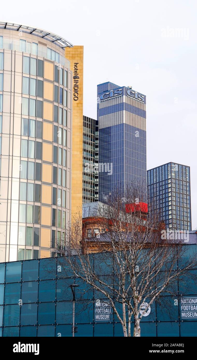 Alti edifici fatti di vetro nel centro della città di Manchester. Foto Stock