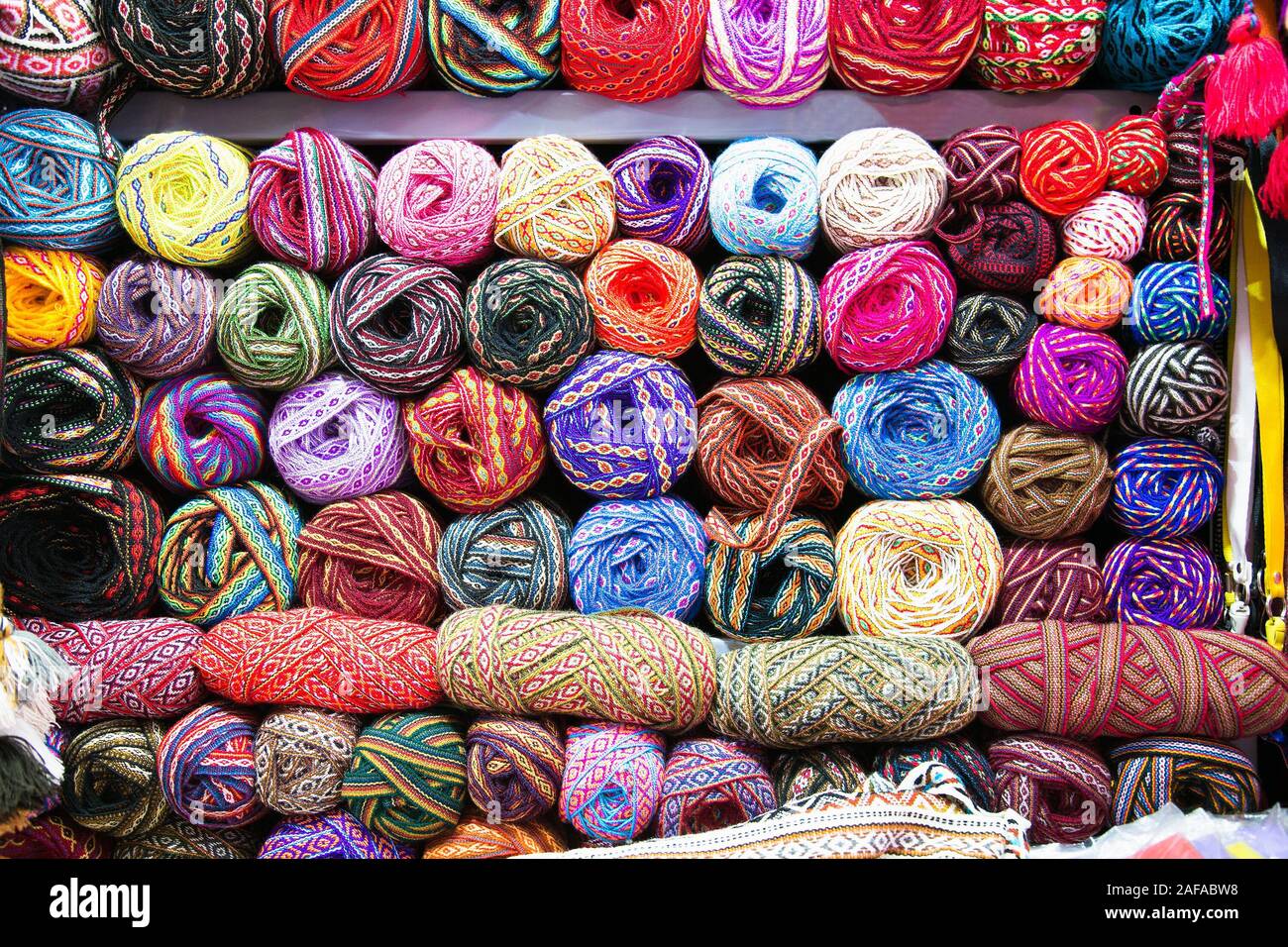 Aghi di tessitura, i fili colorati. Disegno di lavorazione a maglia di  filati colorati di lana