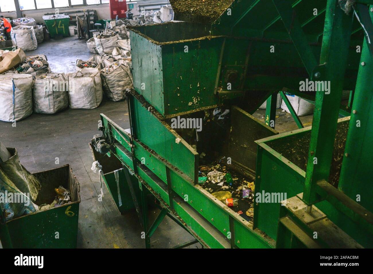 Nastro trasportatore in un garbage impianto di riciclaggio. Attrezzature per la cernita dei rifiuti. Il concetto di gestione dei rifiuti, gestione, il riutilizzo, il riciclaggio e il recupero. Foto Stock
