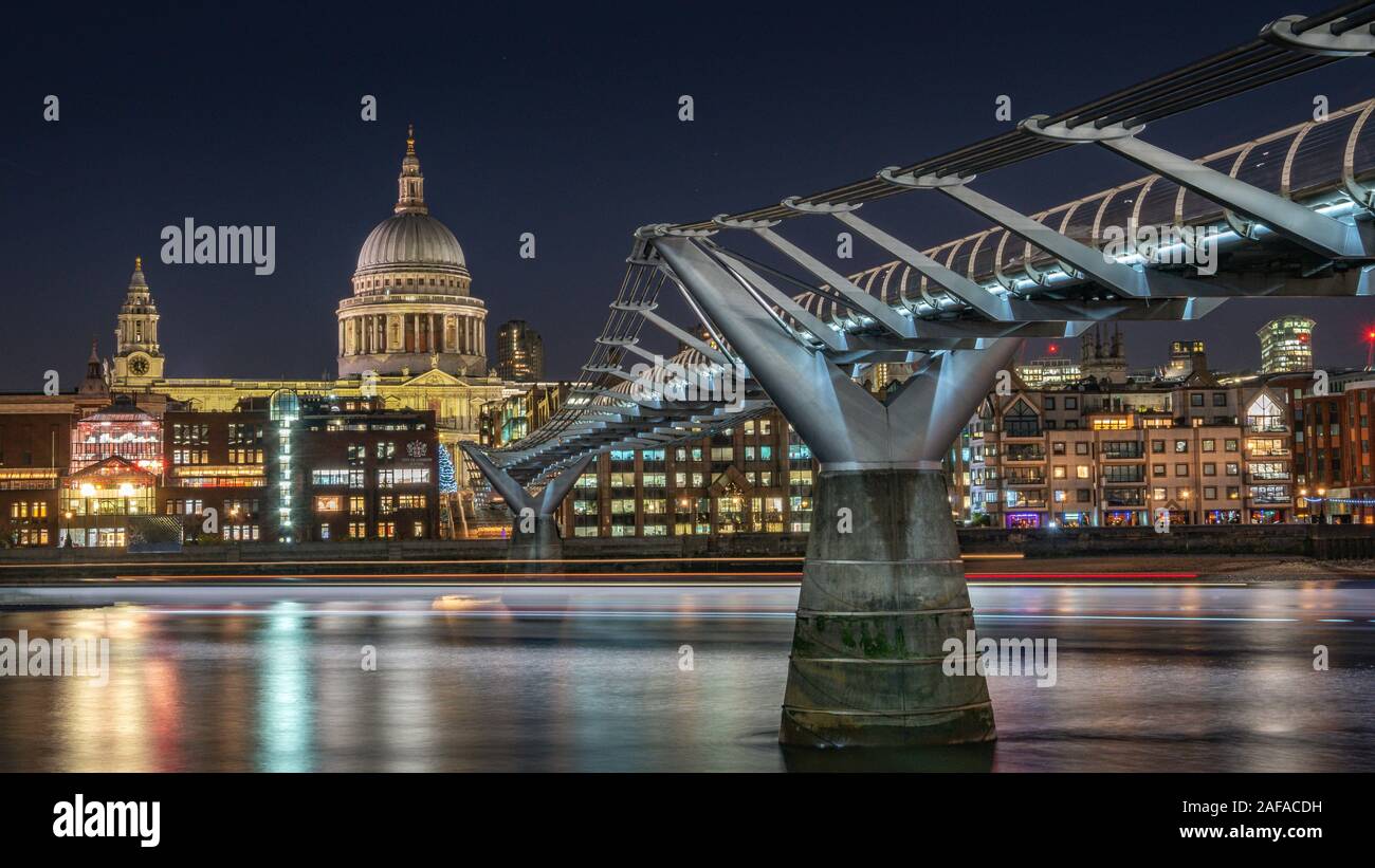 Il fiume illuminato progetto, Central London Bridge luminarie Foto Stock