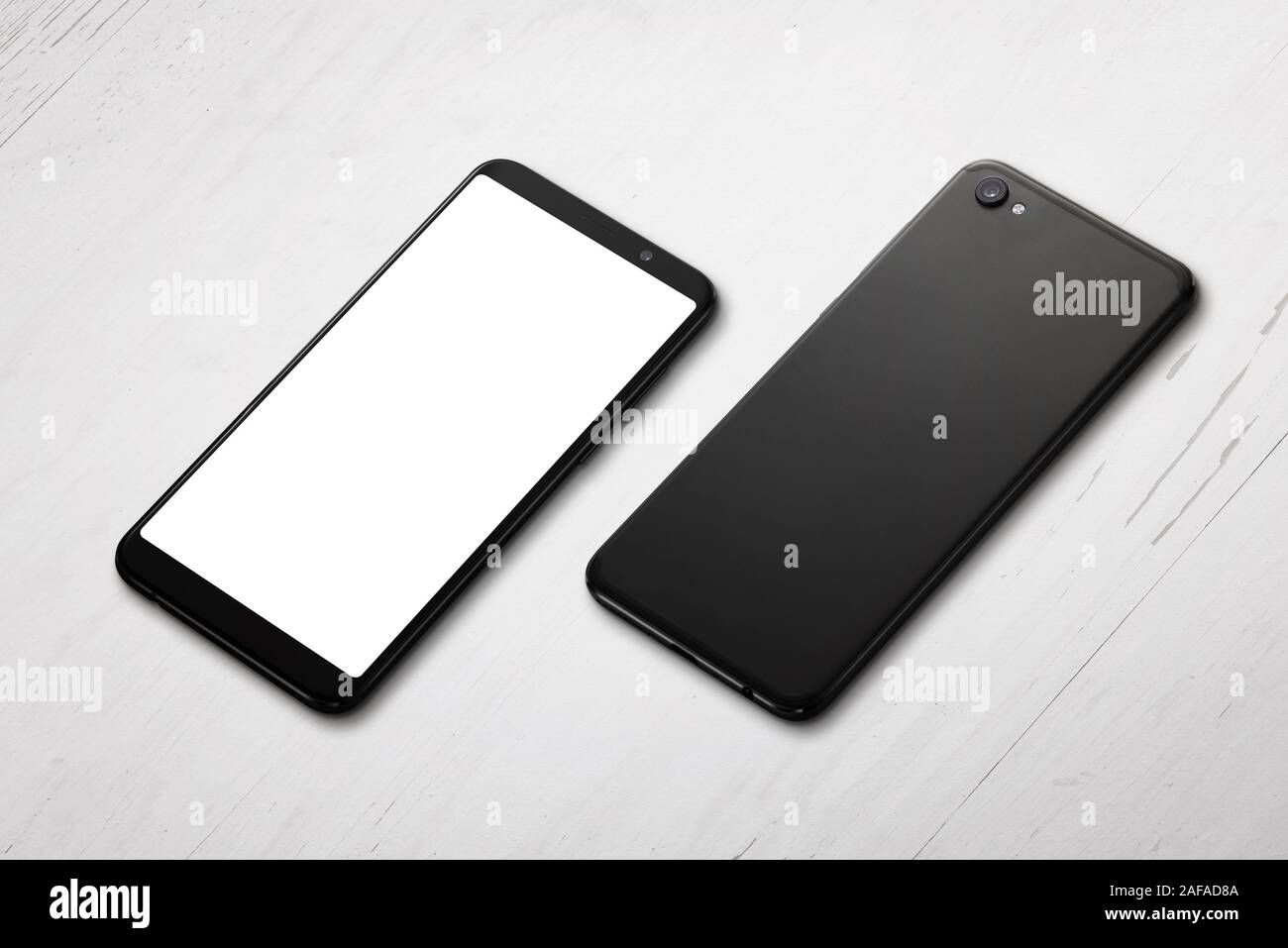 Due telefoni sulla scrivania. Lato anteriore e posteriore posizionata su di una bianca tavolo in legno. Schermo isolato per mockup, app o la presentazione del sito web. Close-up, isomet Foto Stock