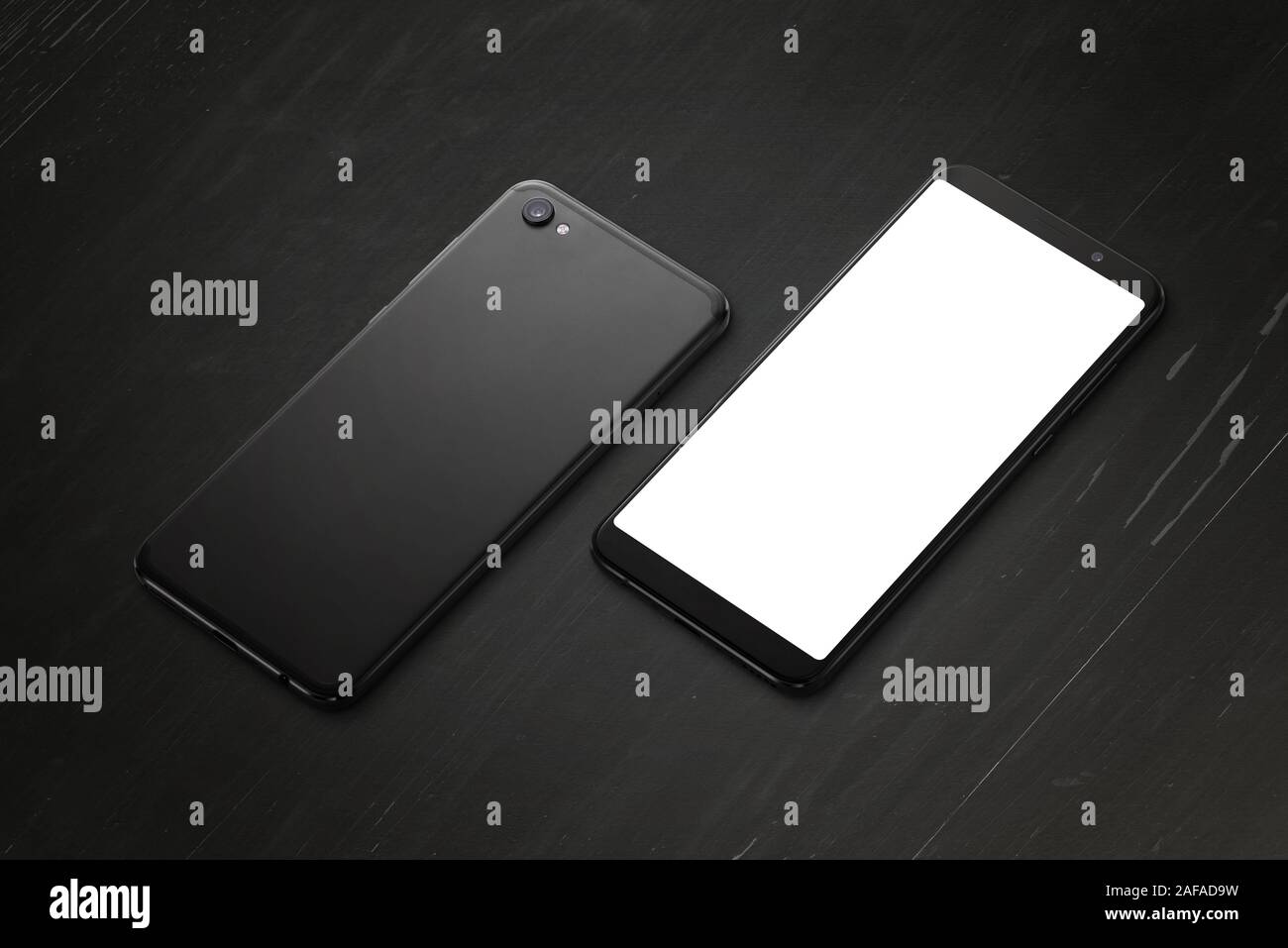 Parte anteriore del telefono e il telefono sul lato posteriore nero sulla scrivania in legno. Close-up posizione isometrica. Schermo isolato per mockup Foto Stock