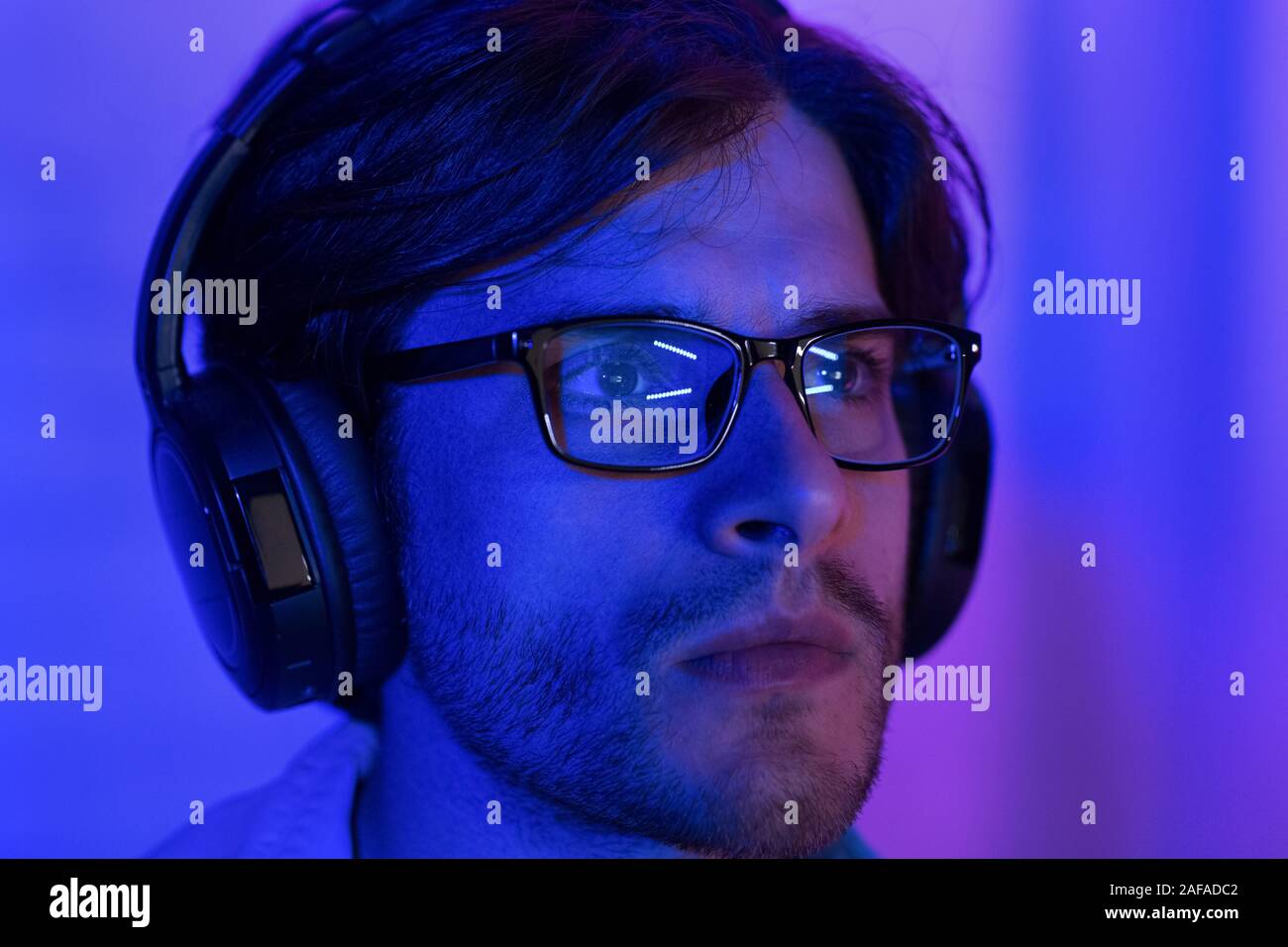 Concetto di hacking. Uomo in bicchieri guardando lo schermo del computer Foto Stock