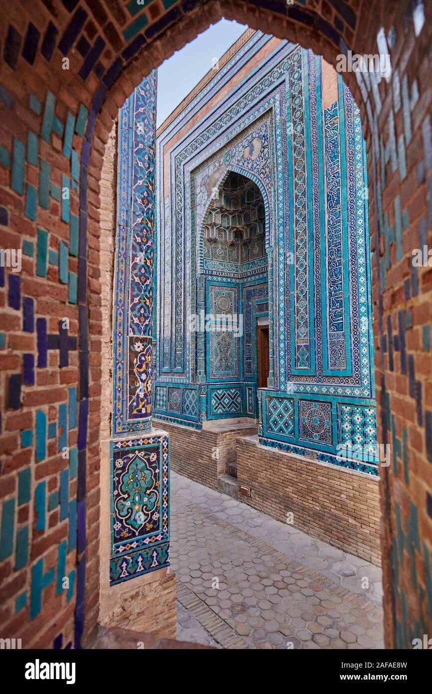 Facciata fortemente decorate con piastrelle blu in necropoli Shah-i-Zinda, Samarcanda, Uzbekistan in Asia centrale Foto Stock