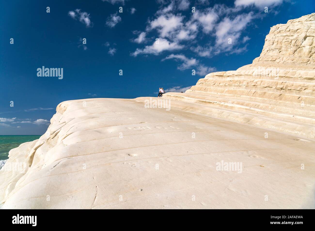 Touristen auf dem Felsen Scala dei Turchi / Treppe der Türken an der Küste bei Realmonte, Provinz Agrigento, Sizilien, Italien, Europa | i turisti su Foto Stock