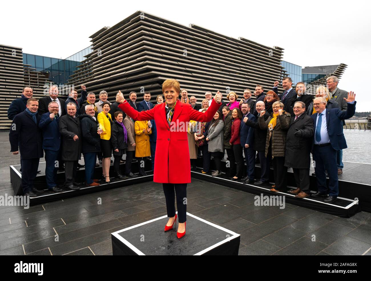 Dundee, Scotland, Regno Unito. Xiv Dic 2019. Primo Ministro Nicola Storione al foto chiamata con il suo SNP MPs al di fuori del V&un museo di Dundee. Molti degli assemblati MPs sono nuovi eletti al Parlamento europeo. Iain Masterton/Alamy Live News Foto Stock