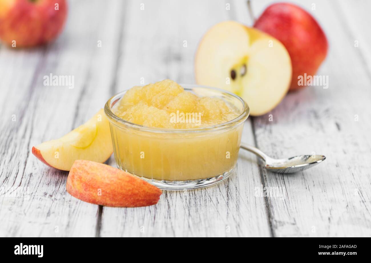 Porzione di salsa di mele fatti in casa (messa a fuoco selettiva; close-up shot) su sfondo vintage Foto Stock