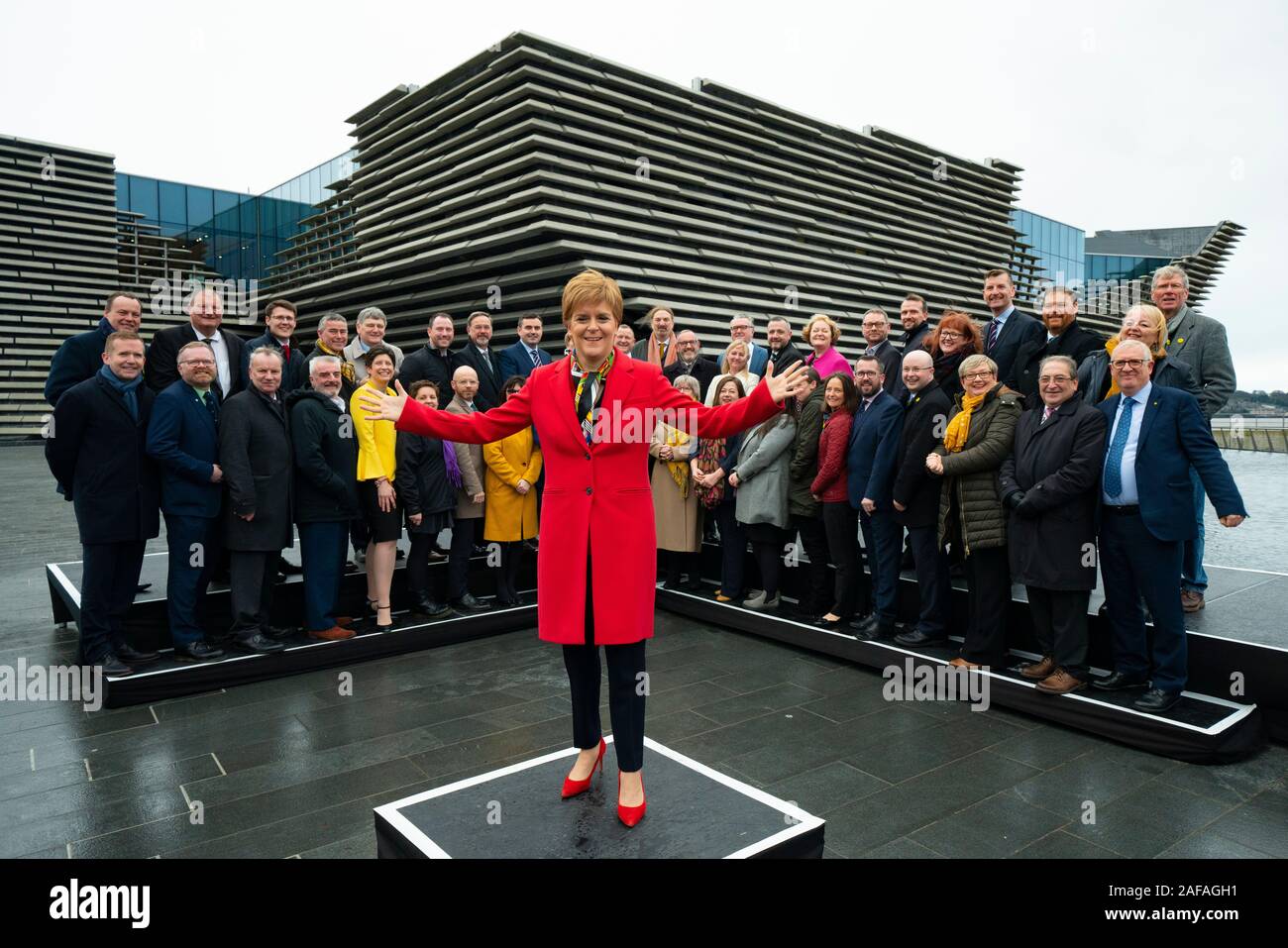 Dundee, Scotland, Regno Unito. Xiv Dic 2019. Primo Ministro Nicola Storione al foto chiamata con il suo SNP MPs al di fuori del V&un museo di Dundee. Molti degli assemblati MPs sono nuovi eletti al Parlamento europeo. Iain Masterton/Alamy Live News Foto Stock